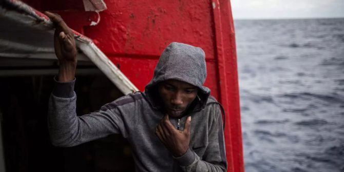 Ein Migrant steht an Bord des spanischen Fischereifahrzeugs «Nuestra Madre de Loreto».