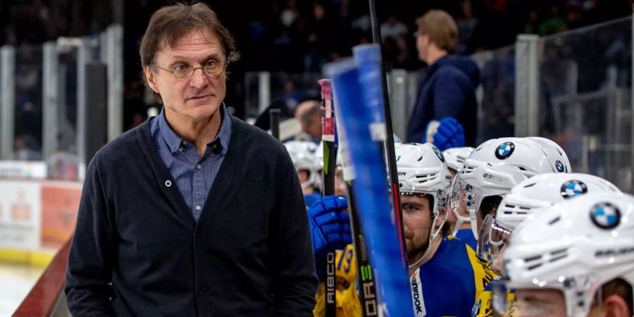 Arno del Curto an der Bande des HC Davos.