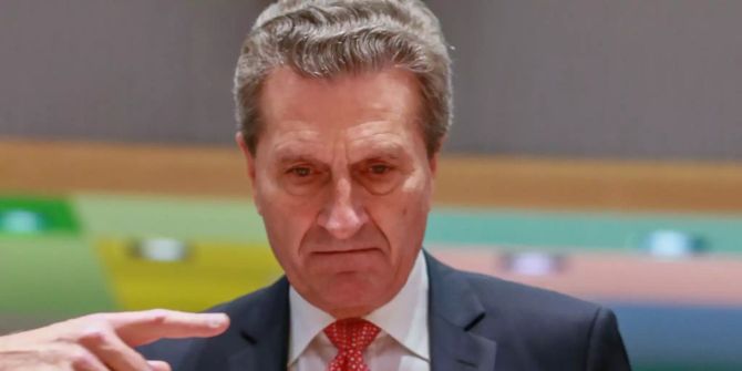 Der EU-Budget-Kommissar Günther Oettinger erscheint bei einer Sitzung im Europarat in Brüssel.