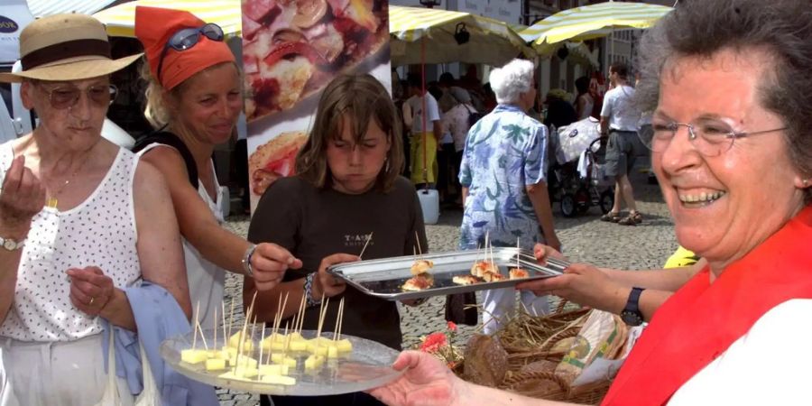 Eine Ausstellerin bietet am Bio Marché ihre Produkte an.
