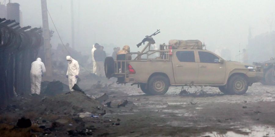 Sicherheitskräfte inspizieren den Ort des Anschlags in Kabul.