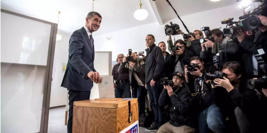 Andrej Babis, Anführer der Ano-Partei, wirft seinen Wahlschein in die Urne.