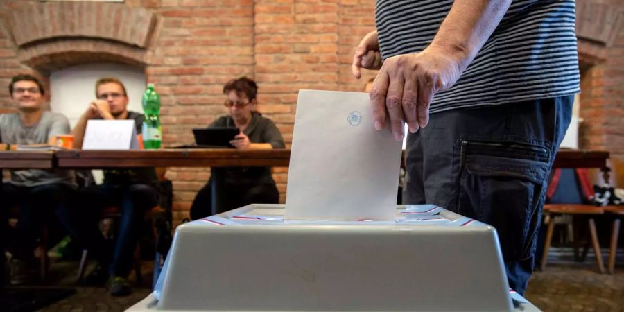 Ein Mann gibt in einem Wahllokal in Nachod seine Stimme ab.