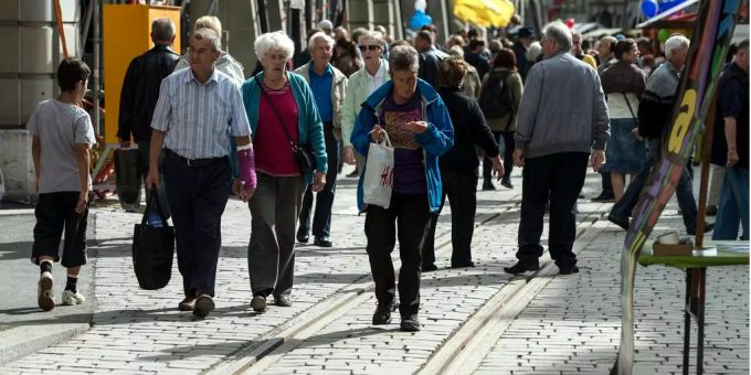 Personen flanieren durch die Marktgasse in Bern. bevölkerung