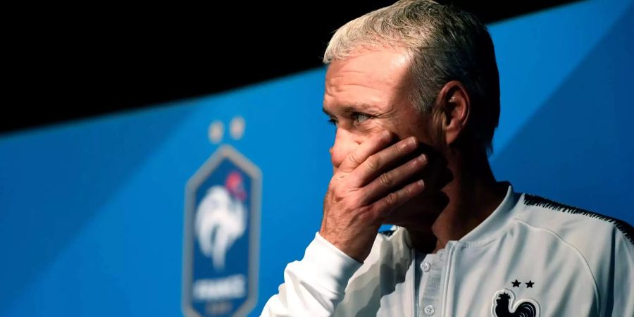 Frankreichs Trainer Didier Deschamps beantwortet bei einer Pressekonferenz Fragen von Journalisten im Stade de France.