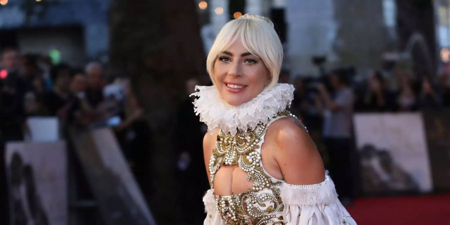 Schauspielerin und Sängerin Lady Gaga posiert für Fotografen.