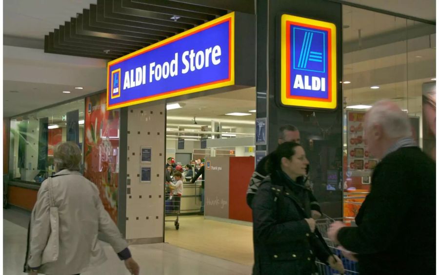 Kunden gehen vor einer Aldi-Filiale im Einkaufszentrum Maroubra Junction in Sydney entlang.