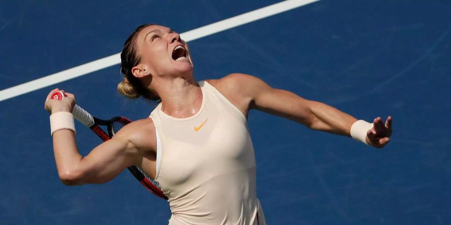 Tennisspielerin Simona Halep serviert an den US Open.