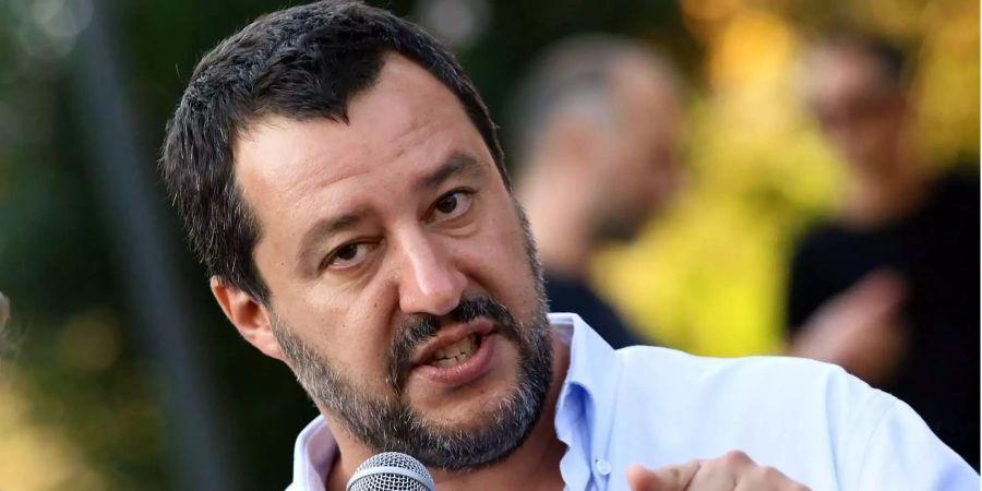 Der italienische Innenminister Matteo Salvini hält eine Rede.