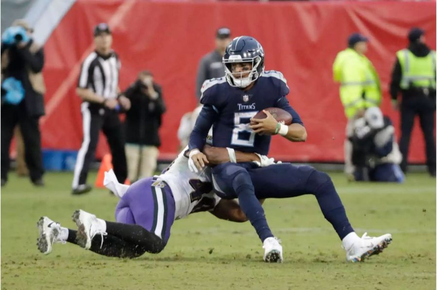 Nur sieben First Downs, kein Laufspiel und ein einfallsloser QB namens Marcus Mariota: Für die Titans gab es gegen die Ravens nichts zu holen. Am Ende resultierte eine vernichtende 0:21-Niederlage für Tennessee, dessen Formkurve stark nach unten zeigt: Bereits letzte Woche erzielte das Team nur zwölf Punkte und wartet jetzt schon zwei Spiele auf einen Touchdown.