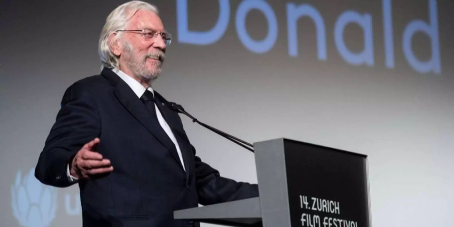 Schauspieler Donald Sutherland nimmt den Preis für sein Lebenswerk am Zurich Film Festival entgegen.