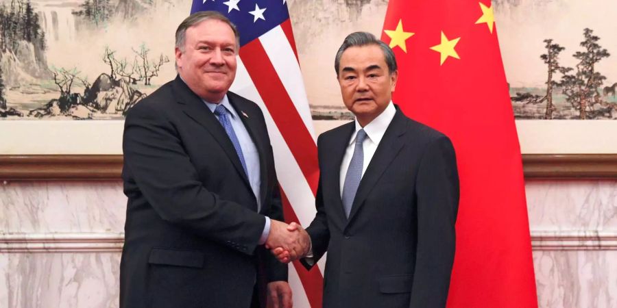 US-Aussenminister Mike Pompeo (links) schüttelt die Hand des chinesischen Aussenministers Wang Yi.