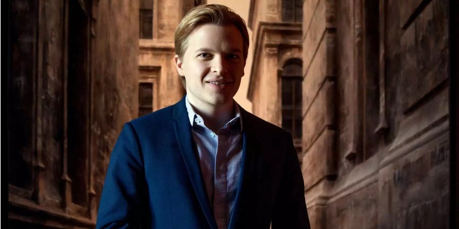 Der US-Journalist Ronan Farrow blickt zu Beginn eines Interviews mit der Deutschen Presse-Agentur in die Kamera des Fotografen.