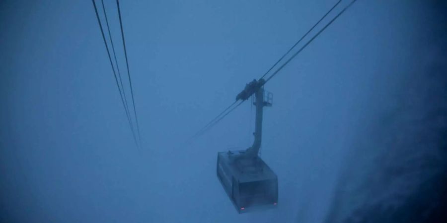 Die Corvatsch Luftseilbahn fährt am späten Abend bei dichtem Nebel der Bergstation Corvatsch auf 3303 Meter über Meer entgegen. (Archivbild)