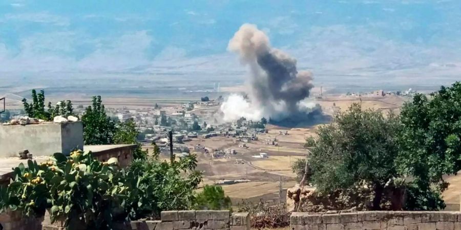 Rauch steigt nach einer Explosion in einem Dorf in der syrischen Provinz Idlib auf.