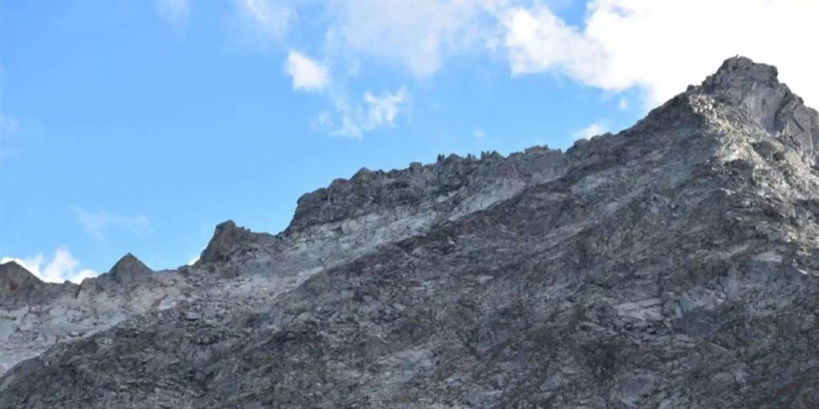 An dieser Felswand am Piz Cavardiras blieb ein Wanderer hängen.