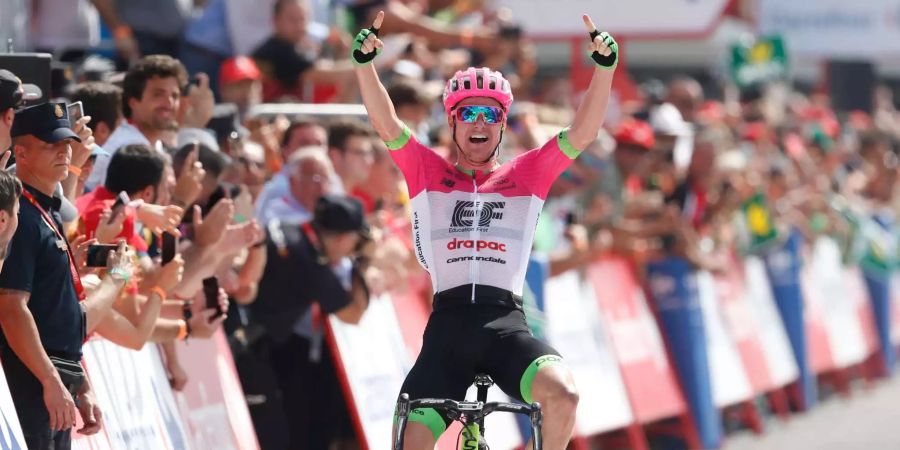 Simon Clarke aus Australien vom Team EF Education jubelt beim Überqueren der Ziellinie über seinen Etappensieg.