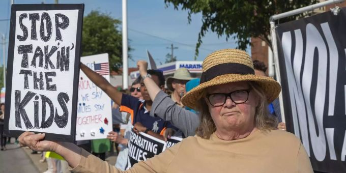 Eine Demonstrantin trägt ein Schild mit der Aufschrift «Stop takin' the kids» bei einer Demonstration gegen Trumps Einwanderungspolitik vor der Haftanstalt der Einwanderungs- und Zollbehörde. Eine Demonstrantin trägt ein Schild mit der Aufschrift «Stop takin' the kids» bei einer Demonstration gegen Trumps Einwanderungspolitik vor der Haftanstalt der Einwanderungs- und Zollbehörde.