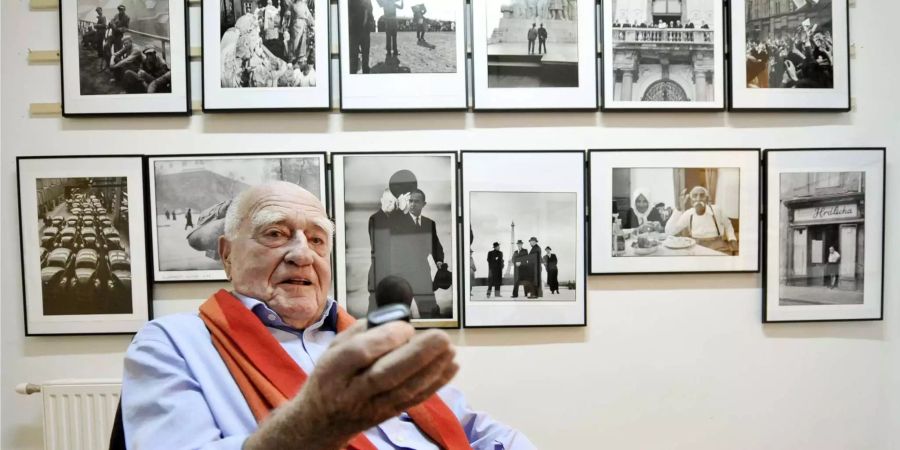 Erich Lessing gibt der österreichischen Presseagentur APA 2012 ein Interview.