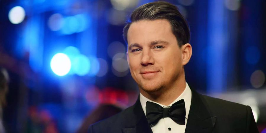 Channing Tatum lächelt auf dem roten Teppich der Internationalen Filmfestspiele in Berlin für die Fotografen, vor der Premiere «Hail».