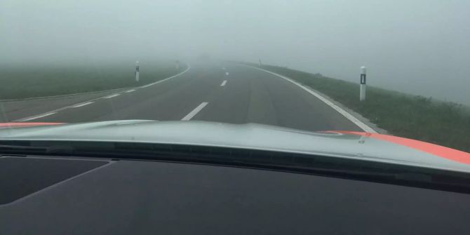 Ohne Licht im Nebel: Bei schlechtem Wetter reicht das Tagfahrlicht nicht aus. Das Auto vor dem Streifenwagen ist kaum zu erkennen.