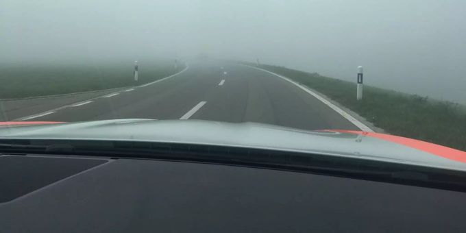 Ohne Licht im Nebel: Bei schlechtem Wetter reicht das Tagfahrlicht nicht aus. Das Auto vor dem Streifenwagen ist kaum zu erkennen. Ohne Licht im Nebel: Bei schlechtem Wetter reicht das Tagfahrlicht nicht aus. Das Auto vor dem Streifenwagen ist kaum zu erkennen.