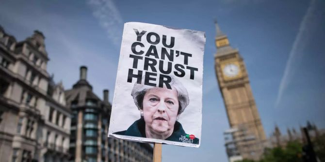 Ein Demonstrant hält ein Schild mit der Aufschrift «You can't trust her».