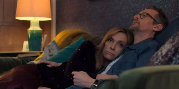 Joy (Toni Collette) und Alan (Steve Mackintosh) Richards denken über ihre Beziehungsprobleme nach. Joy (Toni Collette) und Alan (Steve Mackintosh) Richards denken über ihre Beziehungsprobleme nach.