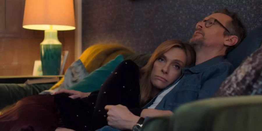 Joy (Toni Collette) und Alan (Steve Mackintosh) Richards denken über ihre Beziehungsprobleme nach.