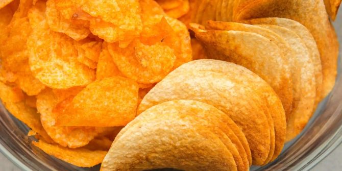 Kartoffelchips in verschiedenen Formen liegen in einer Schüssel.