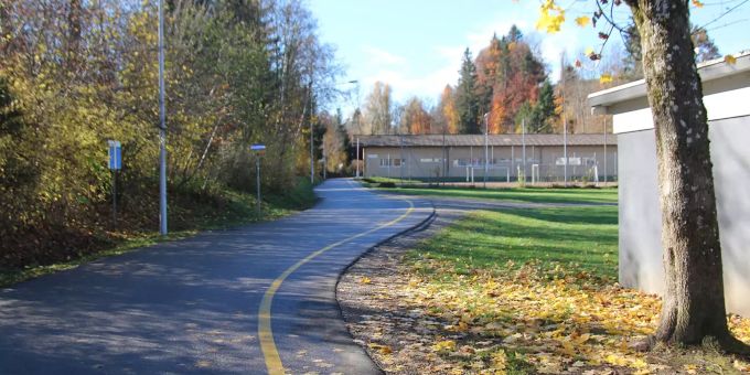 Uferstreifen zwischen dem "Haus an der Emme“ (Garage im Vordergrund) und dem Werkhof im Hintergrund. Uferstreifen zwischen dem "Haus an der Emme“ (Garage im Vordergrund) und dem Werkhof im Hintergrund.