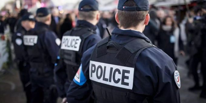 Französische Polizisten stehen Wache (Symbolbild). Französische Polizisten stehen Wache (Symbolbild).