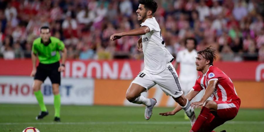 Marc Muniesa (rechts, FC Girona) foult Marco Asensio (Real Madrid).