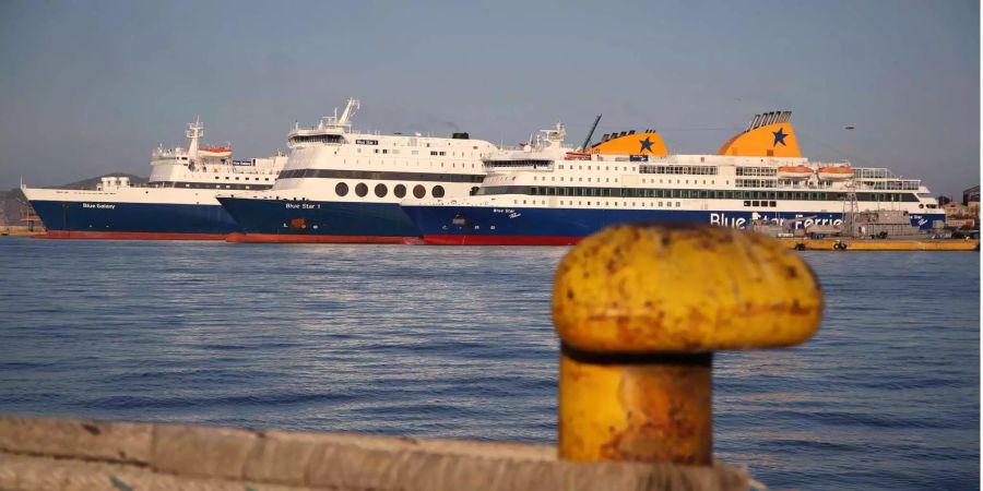 Fähren liegen während eines Streiks von Seeleuten im Hafen von Piräus (GRC).