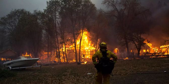 Ein Feuerwehrmann studiert die Lage in Kalifornien.