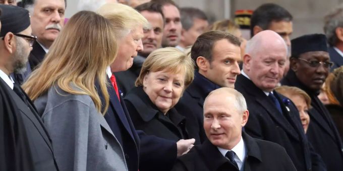 Wladimir Putin, Präsident von Russland, schüttelt die Hand von Melania Trump (l), First Lady der USA. Wladimir Putin, Präsident von Russland, schüttelt die Hand von Melania Trump (l), First Lady der USA.