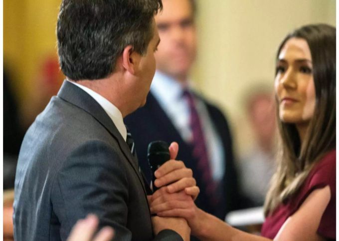 Jim Acosta (l) soll die Praktikantin des Weissen Hauses (r) geschlagen haben, als sie nach seinem Mikrofon griff. Eine Praktikantin des Weissen Haus greift nach dem Mikrofon, dass der CNN-Reporter Jim Acosta festhält.