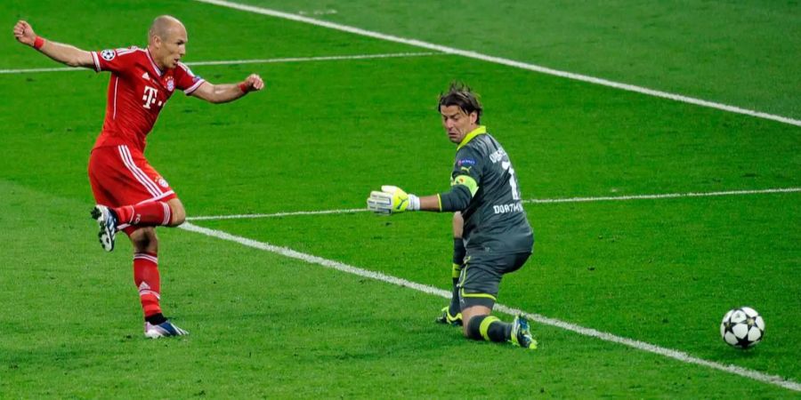 Die entscheidende Szene im Champions-League-Final 2013: Arjen Robben schiebt den Ball an Roman Weidenfeller vorbei ins Tor.