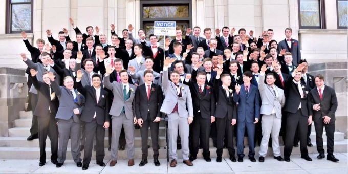 An US-Schule - Dutzende Schüler zeigen auf Foto den Hitlergruss