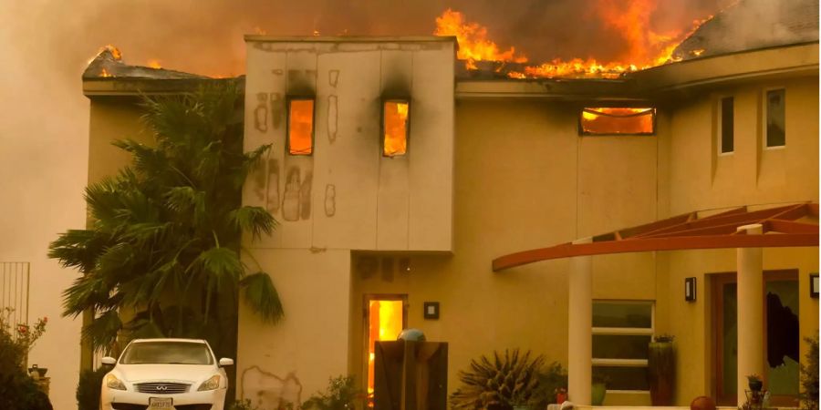 Eine Villa in Malibu steht lichterloh in Flammen.