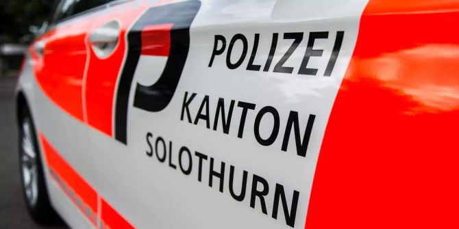 Das Logo der Kantonspolizei Solothurn ziert ein Polizeiauto.