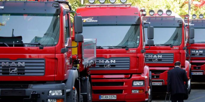 Der CO2-Werte für Lastwagen soll um 30 Prozent gesenkt werden. Ein Besucher der Internationalen Automobil Austetllung IAA Nutzfahrzeuge in Hannover geht an mehreren Lastwagen der Firma Man vorbei.