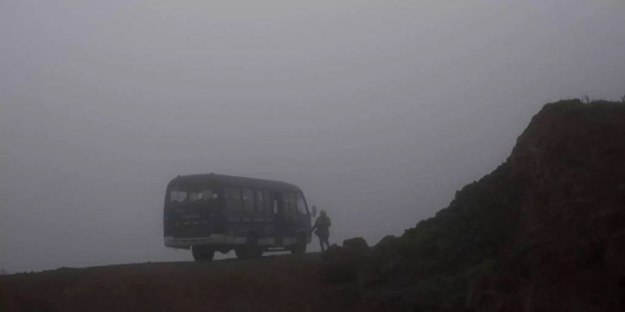 Eine Frau steht an einem Bus in Peru.