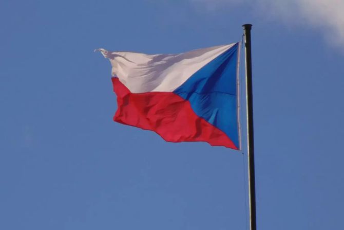 Die Flagge der Tschechischen Republik weht im Wind.