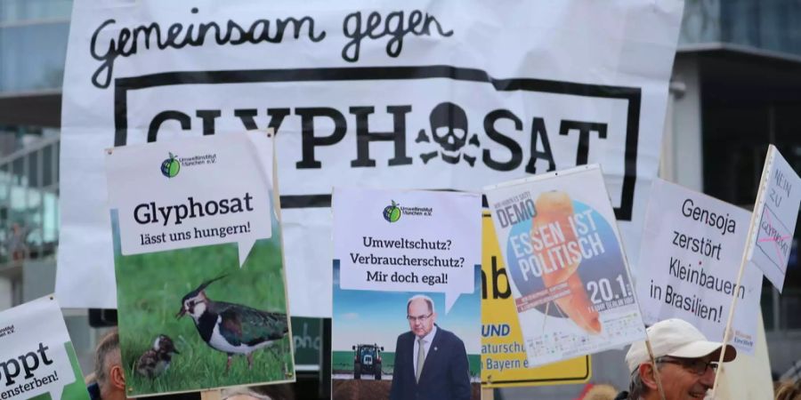 Demonstranten protestieren gegen die weitere Zulassung des umstrittenen Unkrautgifts Glyphosat.