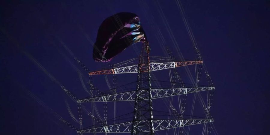 Der Heissluftballon hängt in der Nähe der Ruhrgebietsstadt Bottrop in Deutschland in einem Strommast.