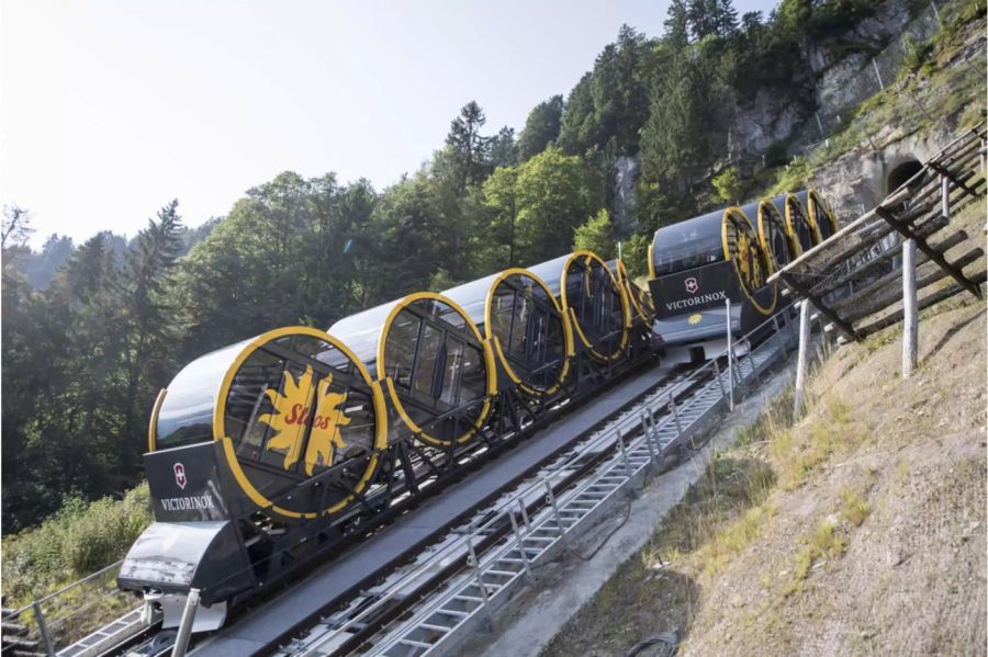 Stoos Seilbahn auf einem Steilhang im Juli 2018 - Keystone