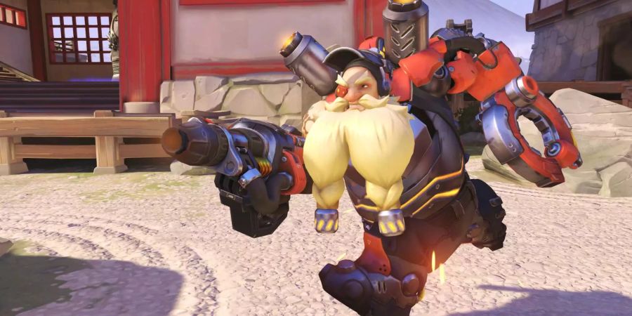 Torbjörn rennt mit gezückter Waffe auf Hanamura vor Punkt A in richtung Spawnpunkt der Angreifer.