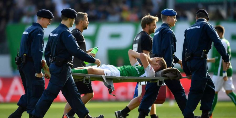 Cedric Itten vom FC St.Gallen wird nach dem Foul von Fabio Daprelà vom Platz getragen.