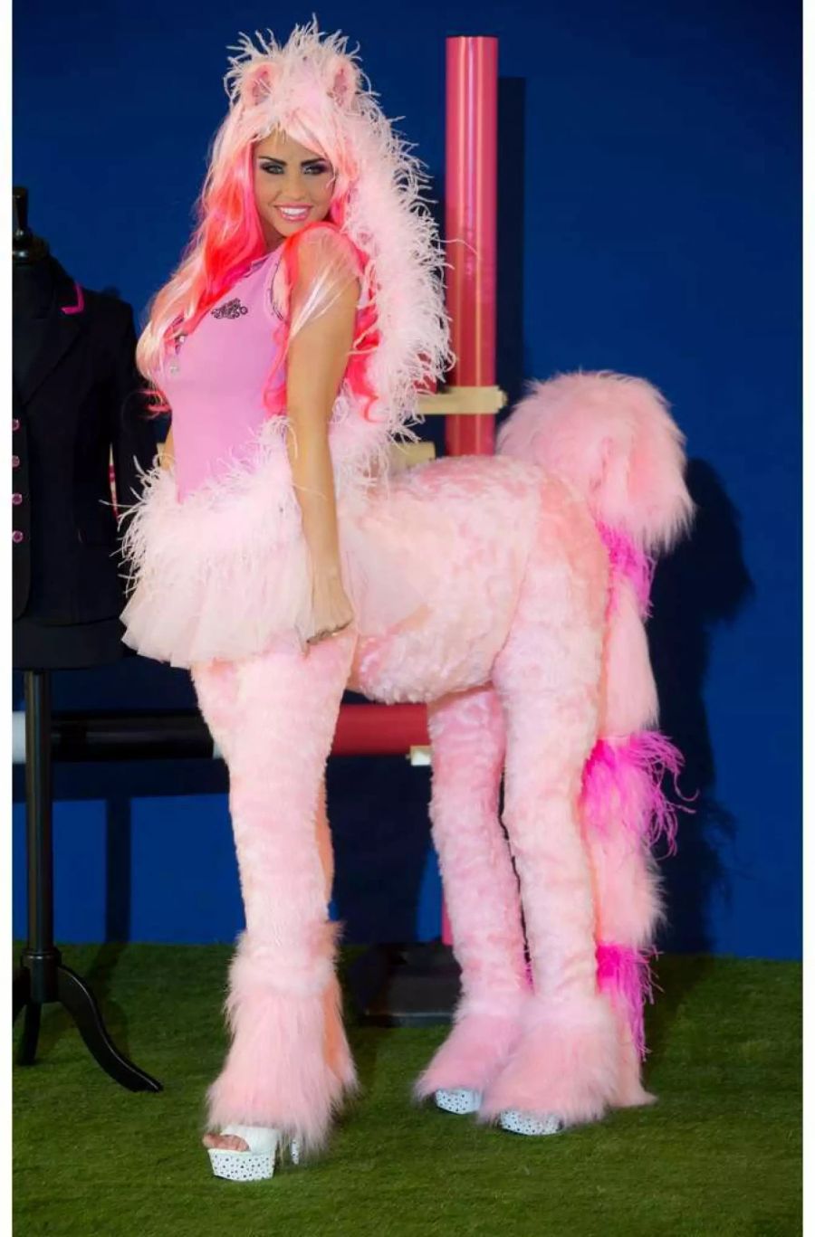 Katie Price kleidet sich am Geburtstag ihres Unternehmens als pinkes Pony.